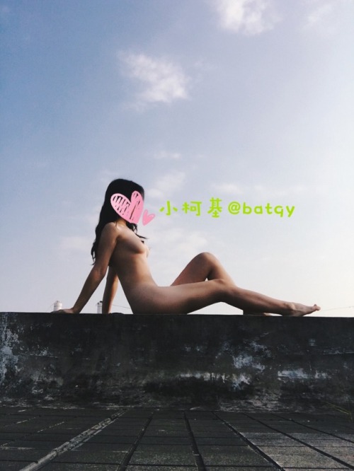 batqy: 小柯基第一次尝试主子不在身边的情况下在宿舍楼顶露出。昨晚也自己尝试着把毛毛刮干净，这样的小柯基是不是很可爱呢~欢迎大家私信评论我家的小柯基哦！