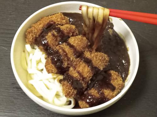 レトルトの元気の源ゴーゴーカレーと総菜の牡蠣フライで、カレーうどん。Curry udon noodls and Deep fried oysters.Thank you for 8,700 follo