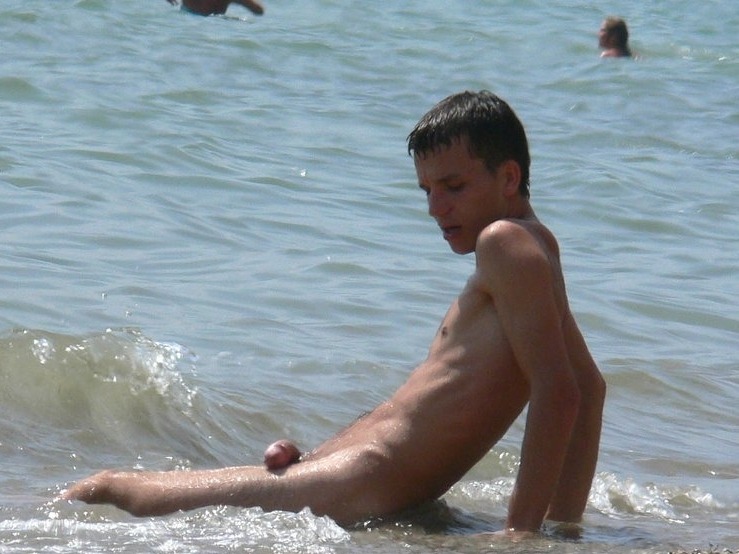 gotoanudebeach:  Go to a nude beach - and let the water play with your dick! 