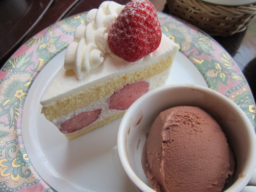 strawberrysandwich: misterfawn: ショートケーキとチョコのジェラート