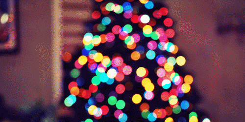 yoursmilemakesmefallinl0ve:  De pequeño cuando te decían que se acercaba la Navidad, ya estabas listo para hacer tu carta a Santa, diciéndole que te habías portado muy bien para poder pedirle muchos regalos.Ahora lo que más te importa es pasar tiempo