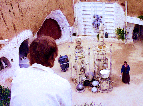 ORIGINAL TRILOGY APPRECIATION WEEK 2021 Day 5 - Favourite Location - Tatooine If There’s A Bright Center