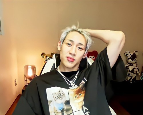 Bambam on V Live. ( 210524 ): vlive.tv/post/1-23095877