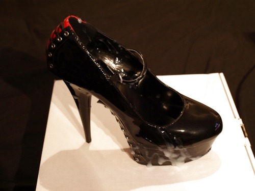 xxalittlebitcuriousxx: Here’s one of my heels covered in cum :)