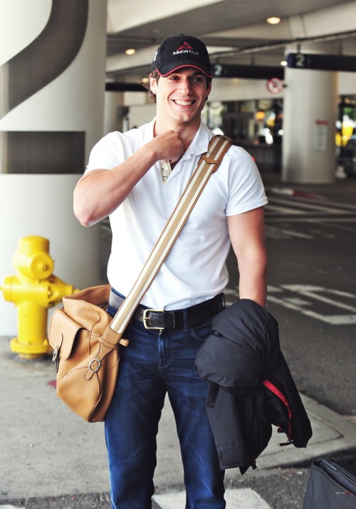 Henry Cavill khởi hành từ sân bay Montréal, Canada (22/04/2011)