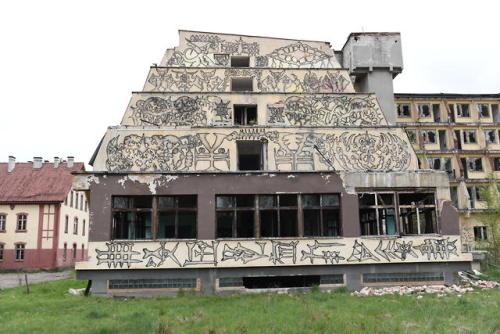 stachuszumski:SUDETEN ZIGGURATSpray on wallAbandoned hotel “Sudety” in Jelenia Gó