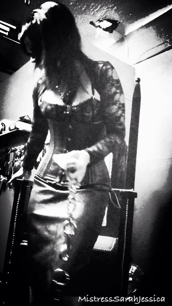 Mid session&hellip;sneaking a glance 😈😈