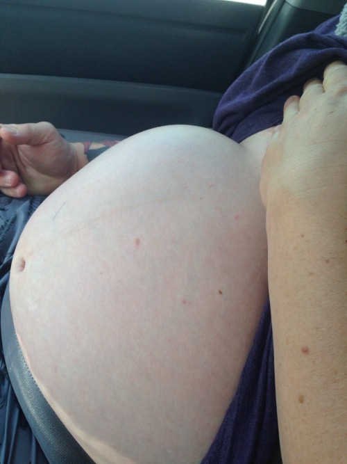 reachingformyself:  Alien in my belly! 3.5 more weeks! 