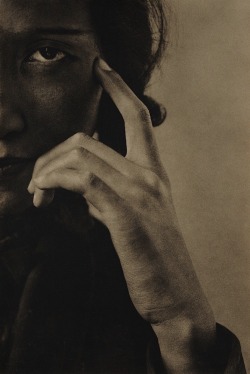 x-heesy:Yasuzō Nojima (1889-1964) is a Japanese photographer, especially well-known for his non-idealized nudity of “ordinary” Japanese women, made in both pictorial and modernist styles.Credits above 