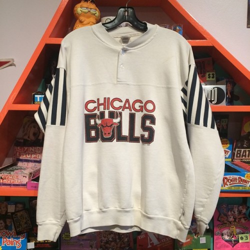 Continuing on our Bulls theme for today! #Chicago #Bulls #nba #basketball #vintage #henley #crewneck