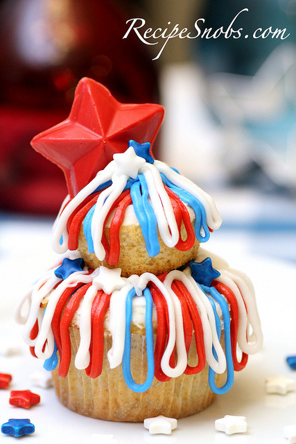 cupcakegod:  Fireworks Cupcake Towers by Recipe Snob on Flickr. 