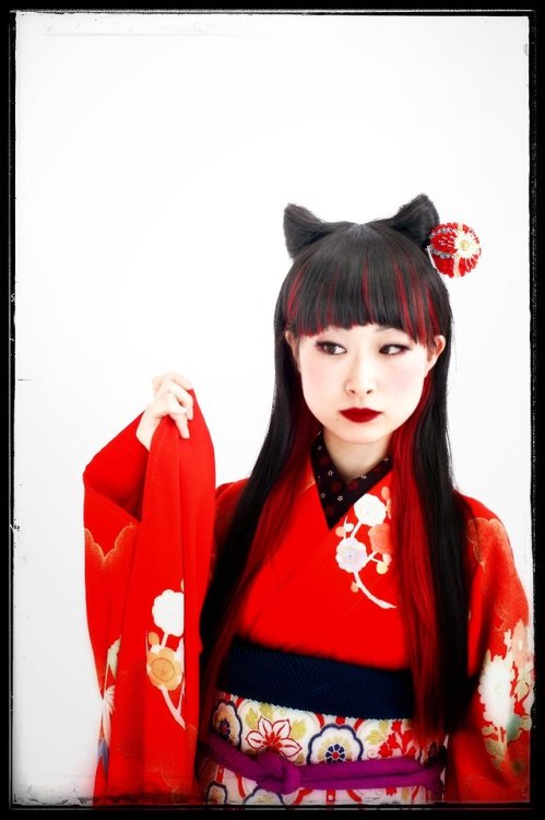 Whimsical furisode styling by Dali. I like how the kusudama hairpin kinda look like a wool ball, per