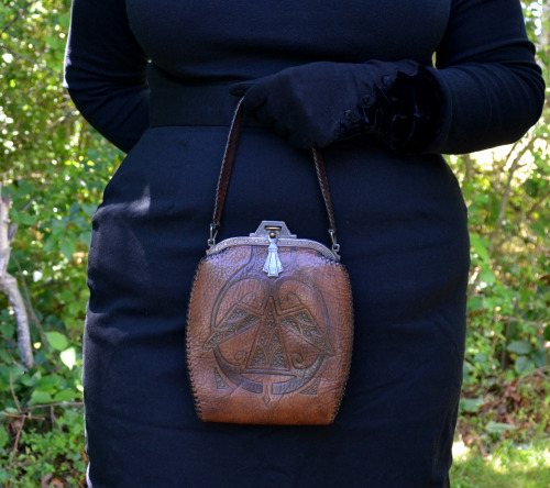  This beauty is a ‘Bosca-Nelson Products’ marked tooled leather handbag with turning loc