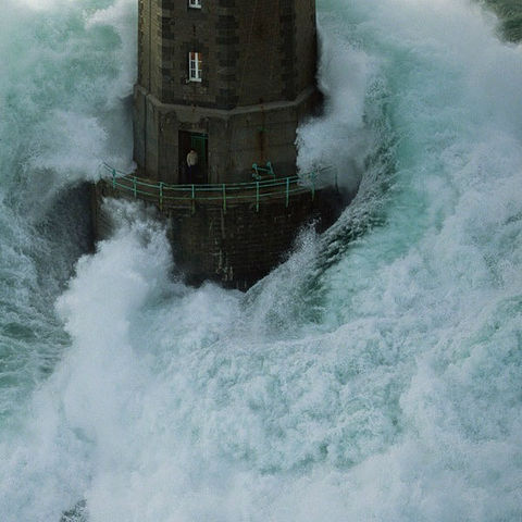 One of those infamous storms on the Iroise Sea happened on 21 December 1989. A front of low pressure coming from Ireland brought gale force winds and huge waves of 20 to 30 metres high which crashed spectacularly against the lighthouse. The waves smashed