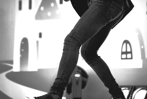 blessyeol:  Chanyeol’s beautiful legs and cheeks (｡◕‿◕｡) 