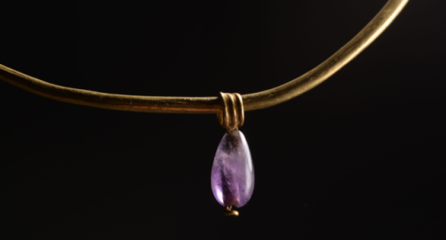 gemma-antiqua:Ancient Roman gold armlet with an amethyst drop, dated to the 2nd century CE. 