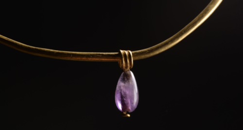 gemma-antiqua: Ancient Roman gold armlet with an amethyst drop, dated to the 2nd century CE. 