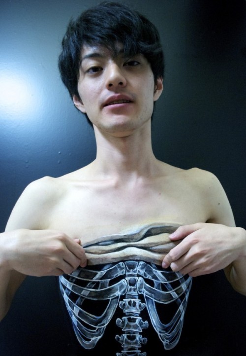 wetheurban:   ART: Hyperrealistic Body Paintings by Hikaru Cho Bet you haven’t seen anything like this gallery from Tokyo-based artist Hikaru Cho! She ingeniously creates deceivingly realistic artworks on human skin instead of canvas that will certainly