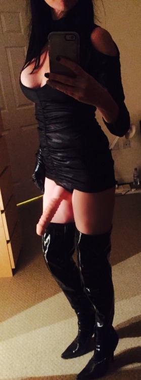 thenewlovetobepegged:  mistressscarlett69:  Ready for action. I especially enjoy the ribbed effect o