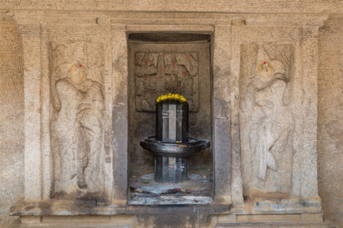 Shaiva shrine and lingam at Mahabalipuram, Tamil Nadu, photos by Kevin Standage, more at https://kev
