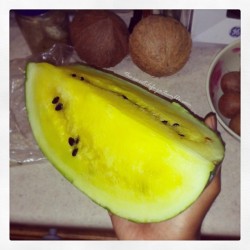 freshest-tittymilk:  the-sweet-life-ja:  Pineapple-Melon || (Sold in many supermarkets in Jamaica ^_^ )  I need to find this!!!!