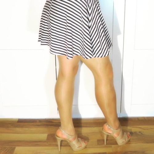 @jessicasimpsonstyle “Bianca” heels, Cecilia de Rafael “Sevilla” pantyhose, 