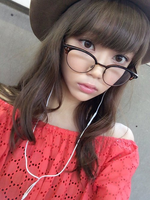 funkyfunx:  山谷花純さんのツイート: “前髪切った。ほどよいぱっつん。人に○○するなって言われるとその逆をしたくなる。その度に自分って嫌なやつだなと思う。人に敷かれたレールの上