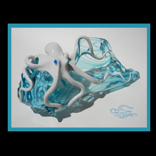 elstwhen:  The Oceans Song, Dreams of Tonga, Kraken was sculpted Stevie Pagano, onto this stunning glass Conch Shell made by Vandy ‘Aelfgifu’ Hall.This is some of the mosy buttery lushious glass I have worked on and the sentious shape of the shell