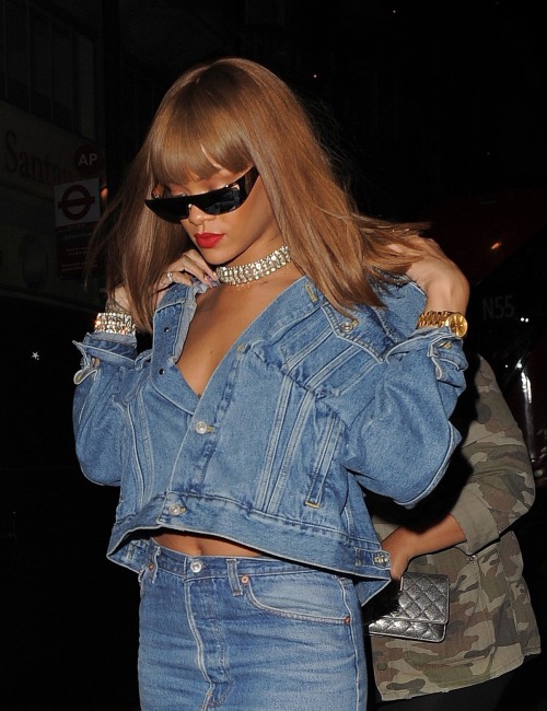 rihanna-infinity:August 19: Rihanna out in London