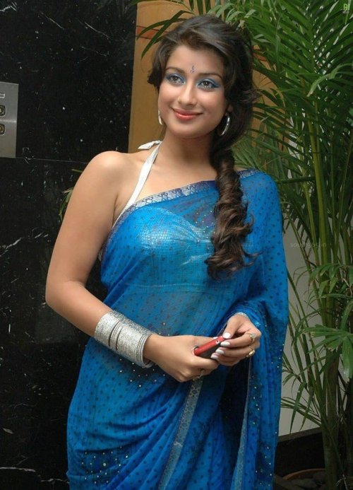 Madhurima Banerjee Looks Hot in Blue Saree