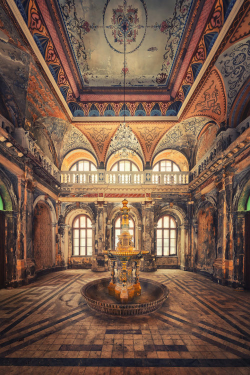 mymodernmet:Fascinating Photos Highlight the Forgotten Beauty of Abandoned Buildings