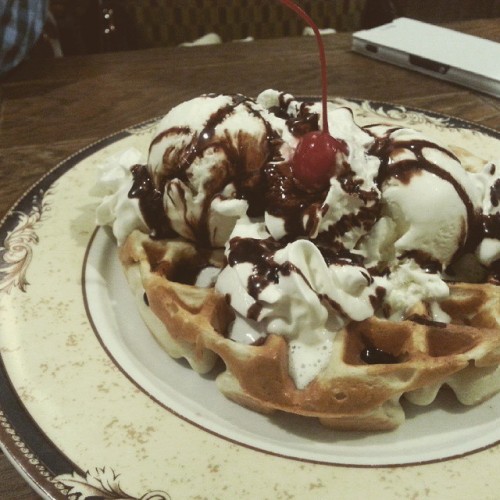 The cravings are real QAQ #icecreamwaffles #leisurecafe #cherryontop