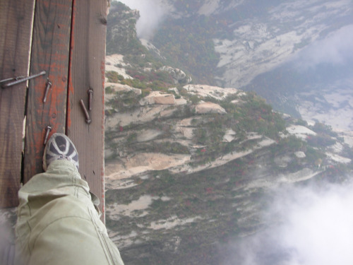 Plank Walk on Mount Hua(华山), Xi'an, China. Photos by Ben Beiske 