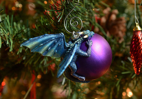 wordsnquotes:  Exquisite Christmas Ornaments Give the Appearance of Dragons Protecting Their Magical Eggs Get them here! 