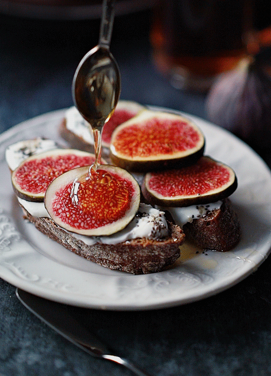 Craving figs and goat cheese&hellip;and honey.