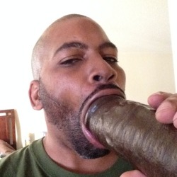 blackgaystrokes:  Bon appétit  Open wide