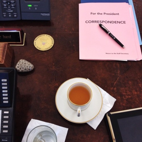 deadpresidents:
“ whitehouse:
“ The President’s desk.
”
I love the fact that everything on the President’s desk looks like a cheap Hollywood prop. That folder might as well just say “STUFF 4 THE PREZ” ”