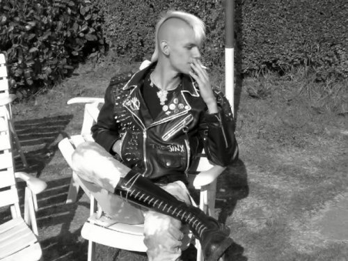 jeanscumpig:  ianskinbull:  follow me for more cumdripping pornianskinbull.tumblr.com  He may fuck me 24/7 damn hot punk 
