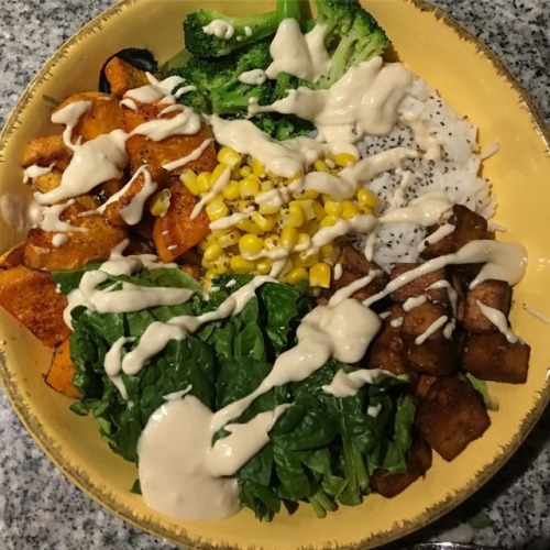 Lazy dinner. Veggie bowl with tahini dressing. Later topped with copious amounts of nooch #dinner #v