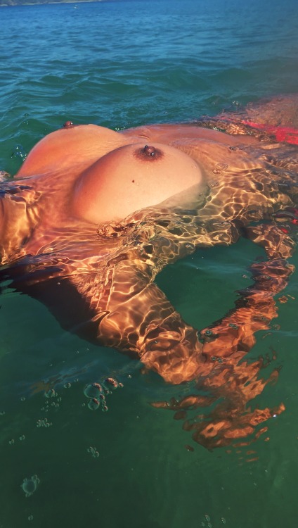 rhiannny:  @peachypersici perfect boobies floating in the waters of NZ