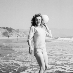 laurasaxby-deactivated20171112:  Rare photograph of Marilyn Monroe by Andre de Dienes, 1945. 