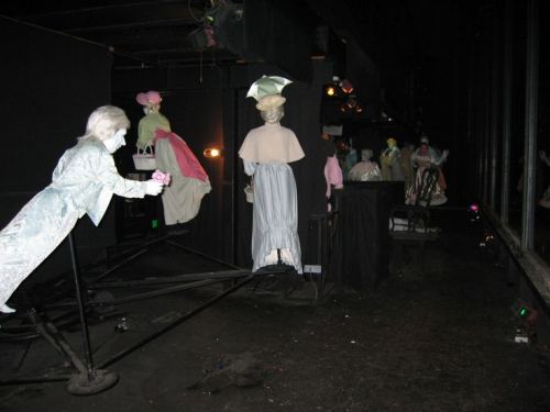 theawesomeadventurer: wilma-flintstones-mother: Behind the scenes at Disneyland’s HAUNTED MANS