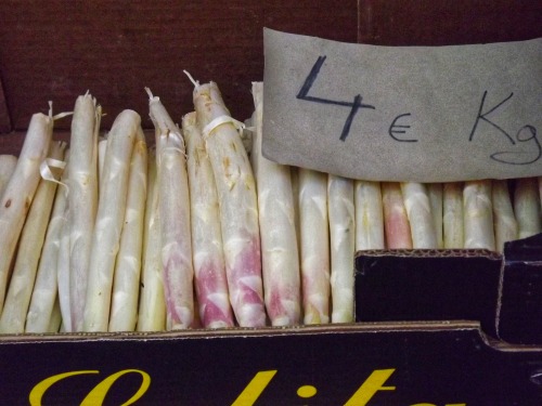 Espárragos blancos. Logroño, 2012.It is asparagus season, and properly cooked white asparagus is a s