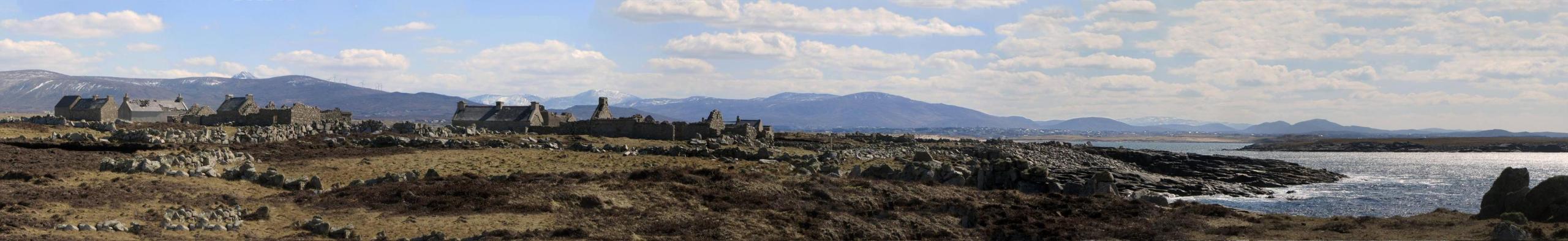 destroyed-and-abandoned:
“ Abandoned island village, Inis Oirthir, Co. Donegal, Ireland
Source: euphonos23 (reddit)
”