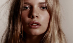 avtavr:  Marloes Horst modelling for photographer