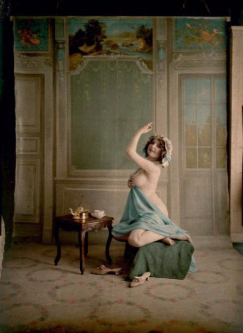 grandma-did: lilit69:  Mantes et Goldschmidt_Nu au drap bleu- vers 1910- Autochrome    (Miss Fe