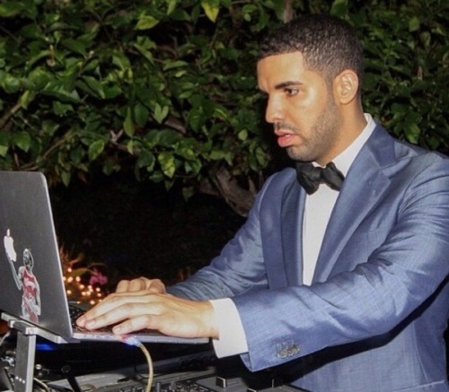 wordonrd:  Drake on the 1’s and 2’s last night.