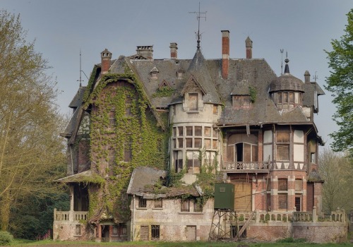 hideback:Abandoned.…Near the village of Braachaat, outside Antwerp, Belgium. The last photo shows a 