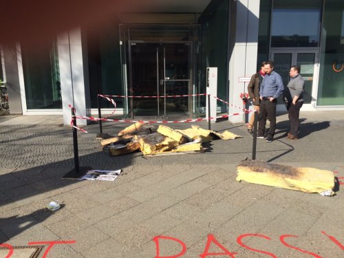 fraukommissar:  Heute Vormittag haben einige Aktivist_innen dem Parteibüro der AfD in Berlin einen Kurzbesuch abgestattet. Hierbei wurde Schutt aus abgebrannten Flüchtlingsunterkünften direkt in deren Büro verfrachtet.  Botschaft: #returntosender