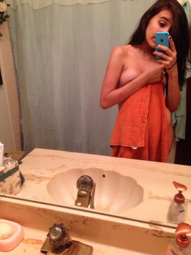 snapchatsluts1:  Beautiful  Use the tag to find more cockteasing babes